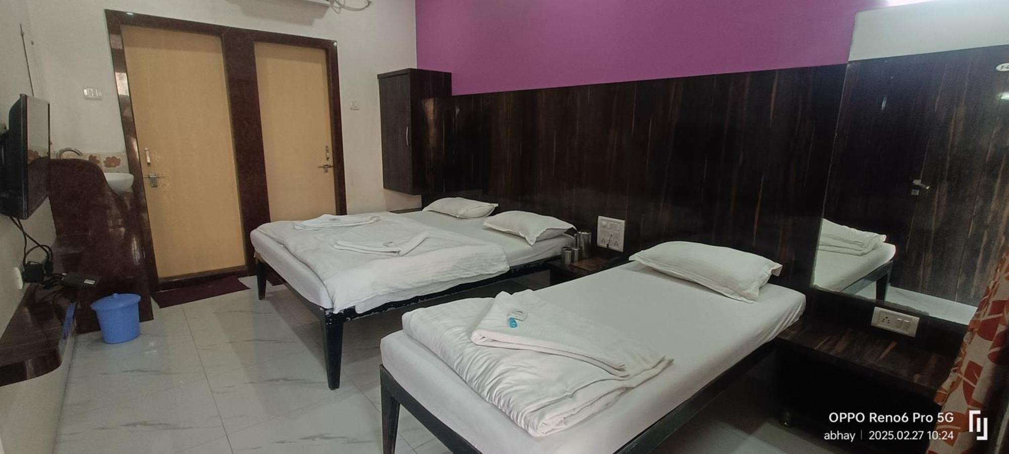 Hotel Yogiraj Shirdi Ngoại thất bức ảnh