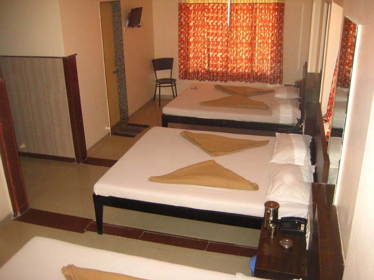 Hotel Yogiraj Shirdi Ngoại thất bức ảnh